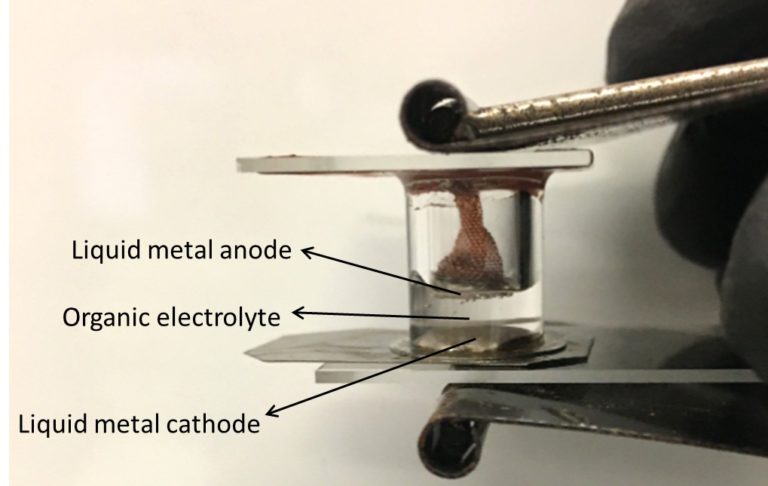 Bateria de metal lquido  nova opo para guardar energia do sol e do vento