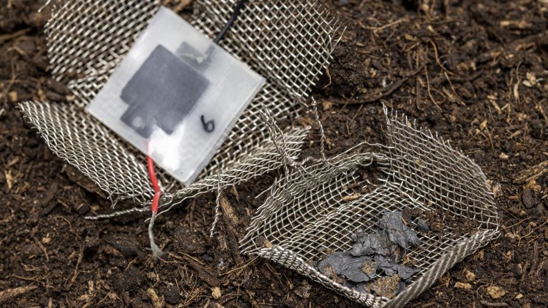 Bateria biodegradvel feita de celulose, carbono e sal de cozinha