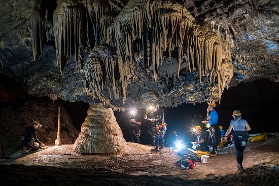 Astronautas treinam para misso espacial em caverna