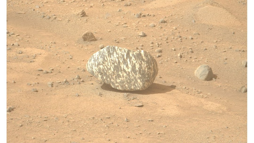 NASA encontra pedra inexplicvel em Marte