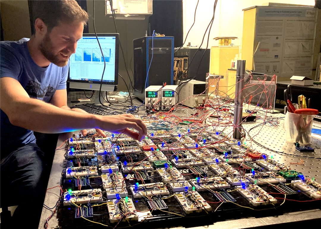 Sistema fsico aprende tarefas sem um processador de computador