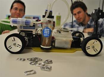 Carro  movido com alumnio de latinhas de refrigerante