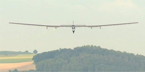 Avio solar que dar volta ao mundo faz voo inaugural