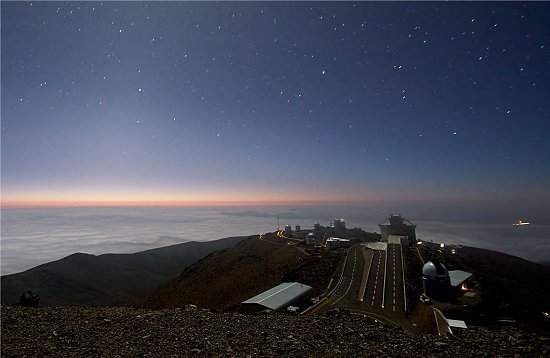 Luar e luz zodiacal criam cidade astronmica futurstica