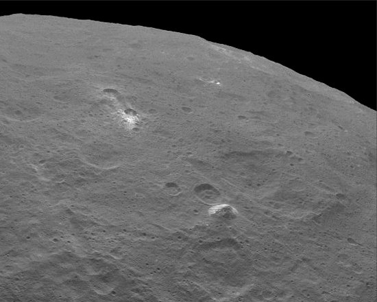 Pontos misteriosos de Ceres continuam sem explicao